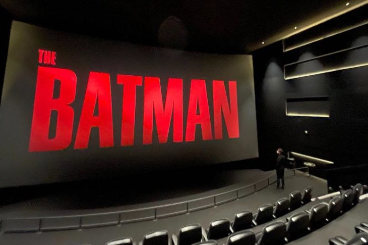 Matt Reeves terminando de ver el corte final de The Batman en una pantalla imax.