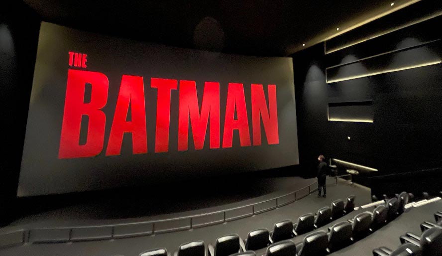 Matt Reeves terminando de ver el corte final de The Batman en una pantalla imax.