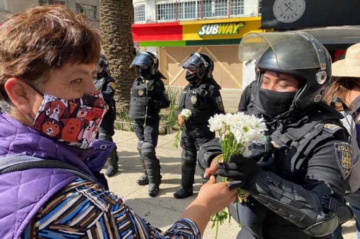 Mujeres En Resistencia Pacífica dio margaritas a las policías.