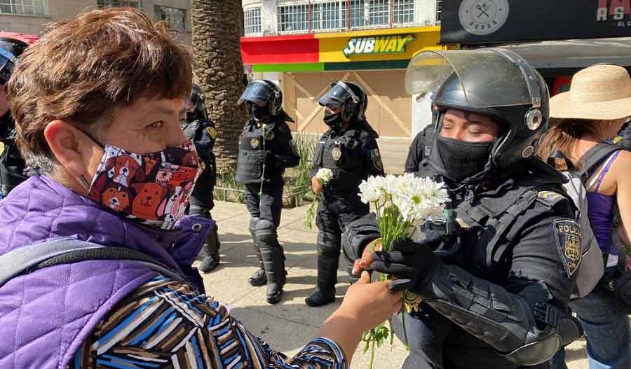 Mujeres En Resistencia Pacífica dio margaritas a las policías.