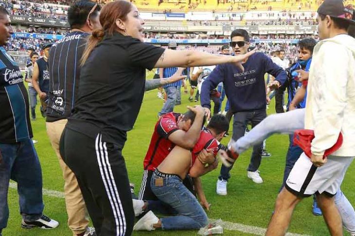 Violencia en la cancha de La Corregidora por aficionados del Querétaro.