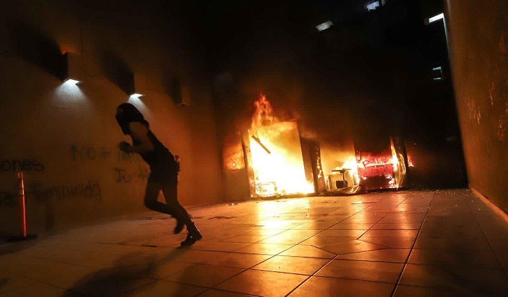Incendio en la Fiscalía General del Estado de Baja California. Foto: La Crónica.