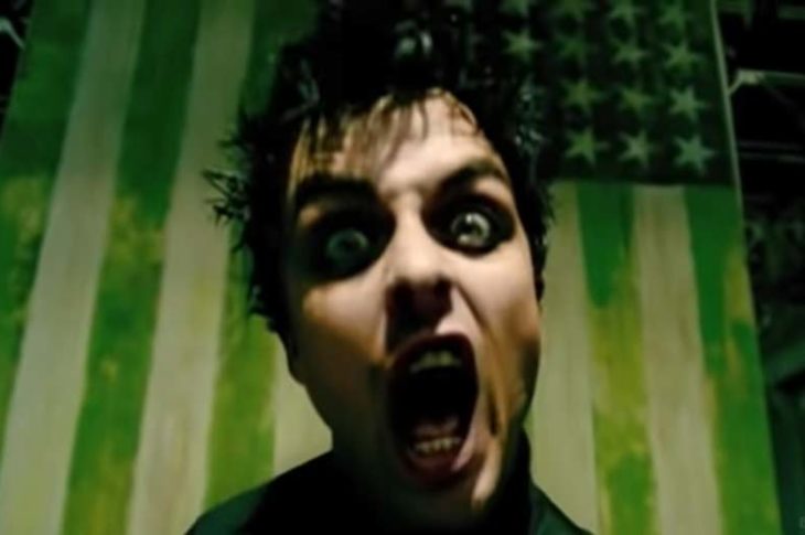 Billie Joe en el video de Greenday de "american idiot".