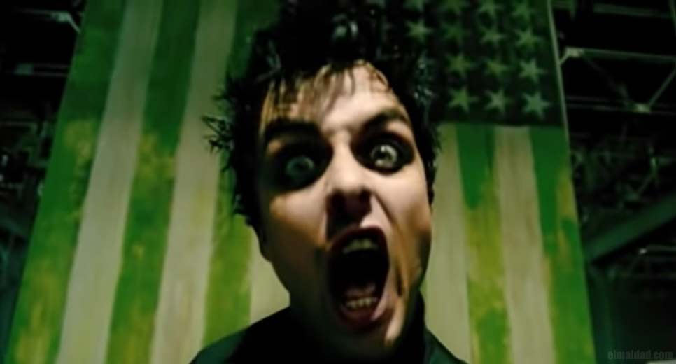 Billie Joe en el video de Greenday de "american idiot".