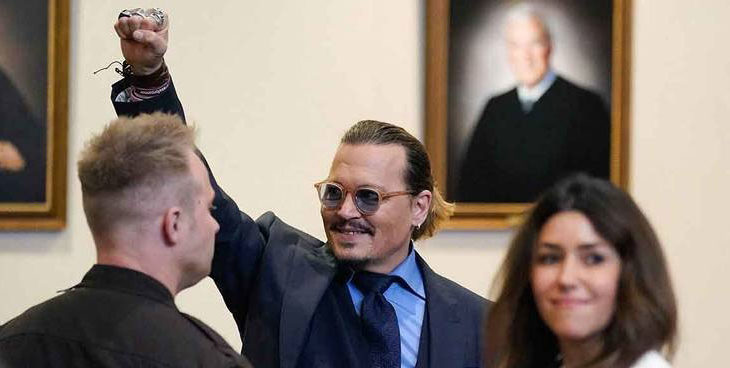 Johnny Depp junto a su abogada en la corte.