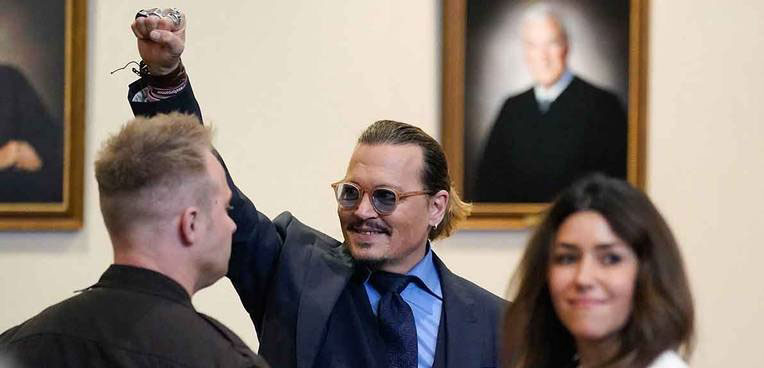 Johnny Depp junto a su abogada en la corte.