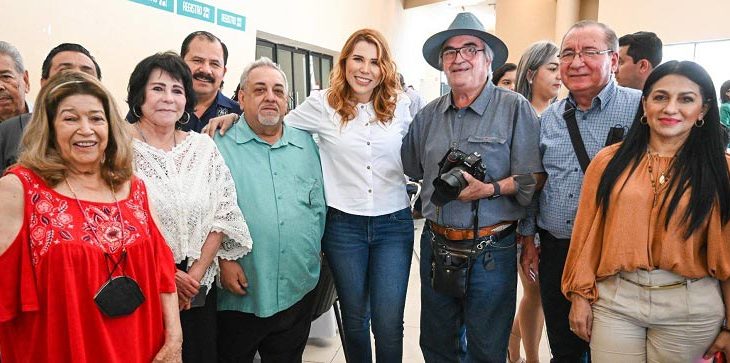 Marina del Pilar con periodistas.