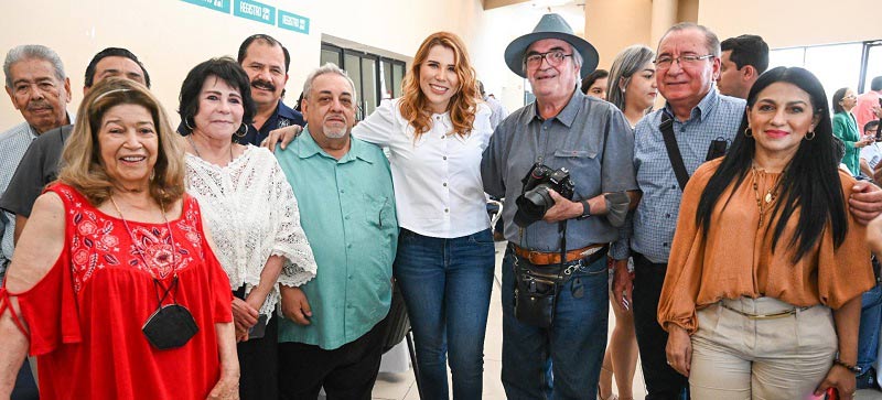 Marina del Pilar con periodistas.