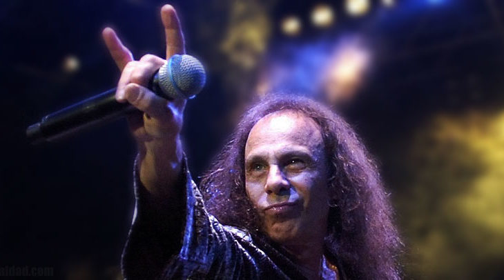 Ronnie James Dio en el escenario.