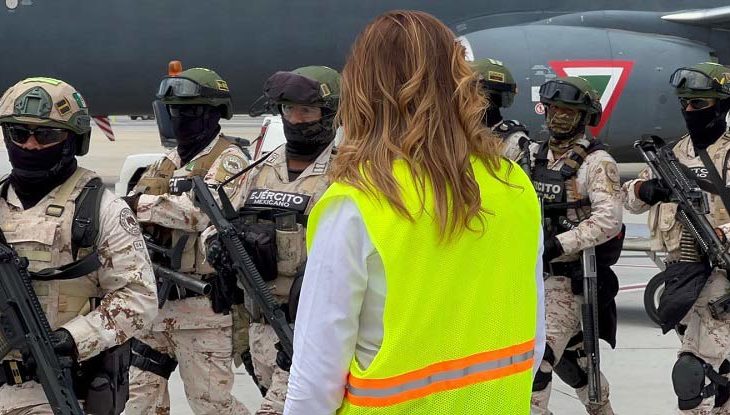 Marina del Pilar recibiendo a los elementos del ejército y guardia nacional en Tijuana.