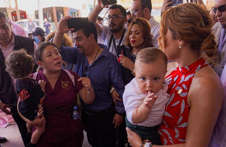 Madre estudiante de BENUNE exigiendo a la gobernadora Marina del Pilar.