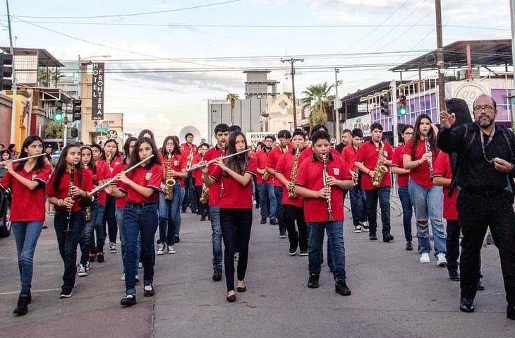 Banda de Música de la secundaria #50 desfilando en septiembre en Mexicali.