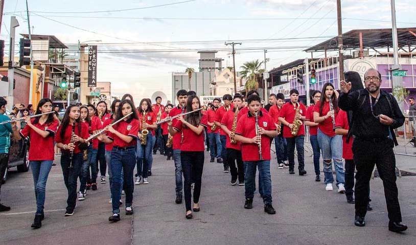 Banda de Música de la secundaria #50 desfilando en septiembre en Mexicali.