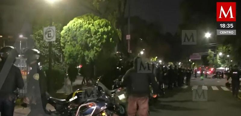Policías rompen bloqueo de motociclistas en la CDMX.