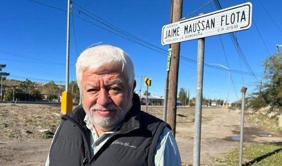 Jaime Maussan frente a la calle de La Rumorosa que le pusieron su nombre.