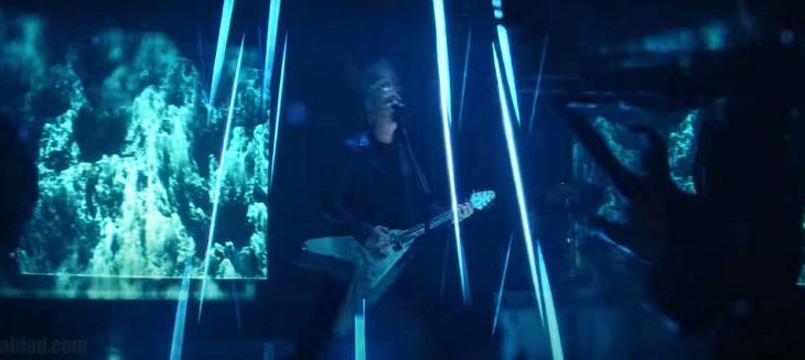 Captura de pantalla del video de Metallica "Lux/Eterna".