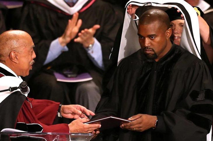 Kanye West recibiendo su doctorado patito.