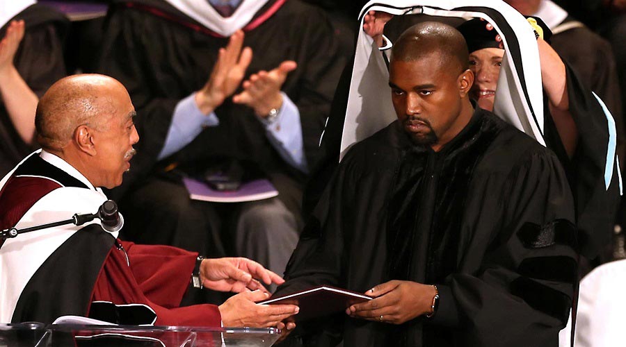 Kanye West recibiendo su doctorado patito.