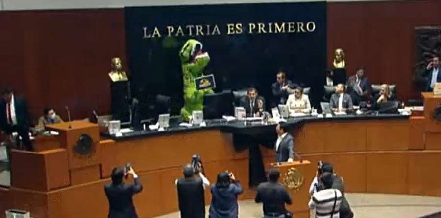 Xochitl Gálvez haciendo cosplay de dinosaurio en el senado.