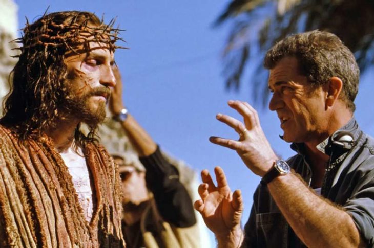 Mel Gibson dirigiendo La Pasión De Cristo (2004).