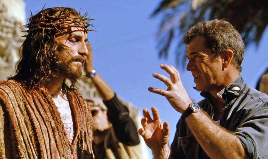 Mel Gibson dirigiendo La Pasión De Cristo (2004).