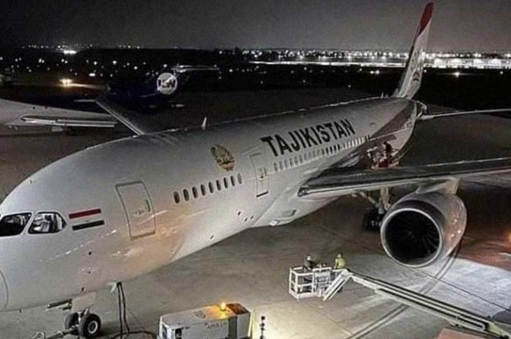 El avión es de Tajikistan.