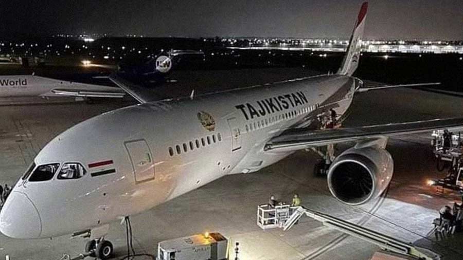 El avión es de Tajikistan.