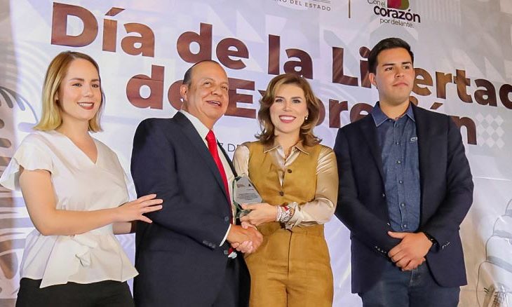 Luis Arnoldo Cabada recibiendo reconocimiento por parte de Marina del Pilar.