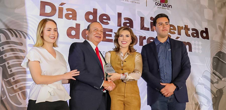 Luis Arnoldo Cabada recibiendo reconocimiento por parte de Marina del Pilar.