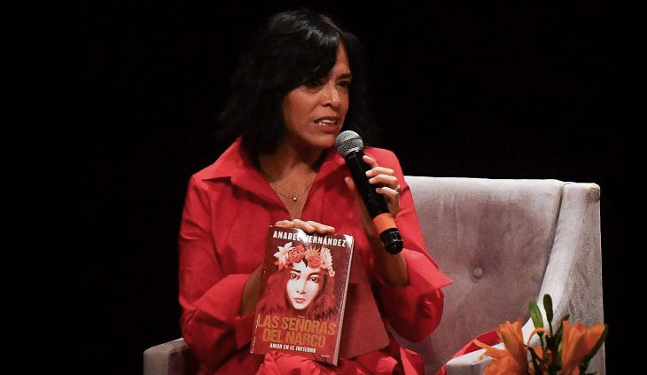 Anabel Hernández presentando su libro.