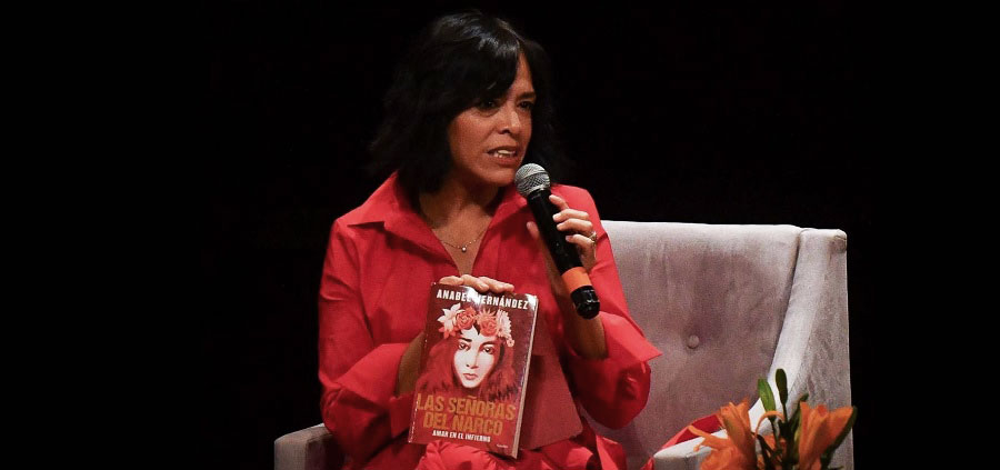 Anabel Hernández presentando su libro.