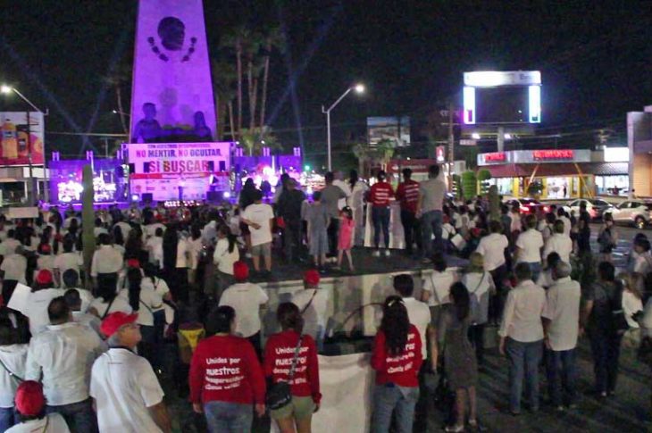 Manifestación en el monumento Benito Juárez en Mexicali.