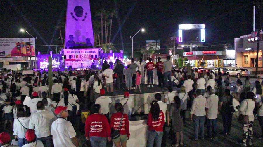 Manifestación en el monumento Benito Juárez en Mexicali.