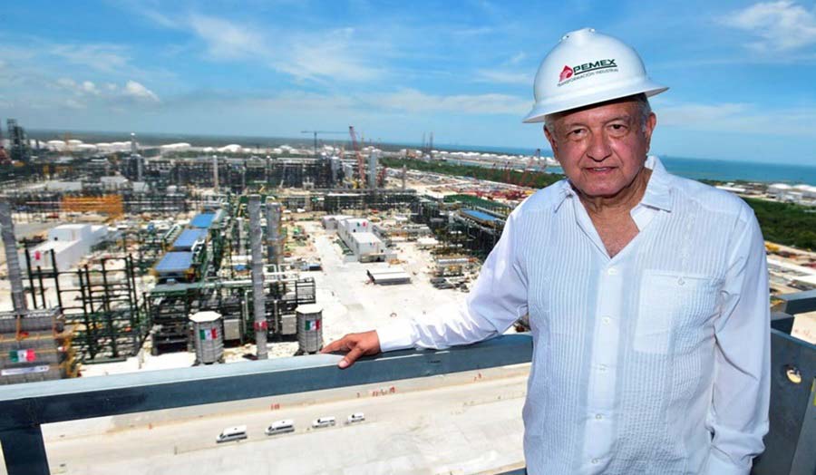 AMLO en la refinería de Dos Bocas.