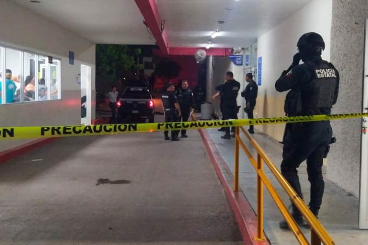 Policía estatal en la clínica en Culiacán después del enfrentamiento.