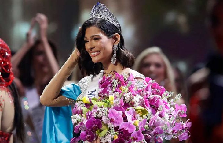 Miss Nicaragua siendo coronada Miss Universo 2023.