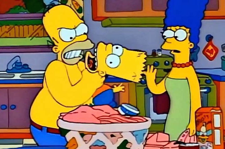 Homero cuando ahorcó a Bart por poner su gorra de la suerte en la ropa blanca.