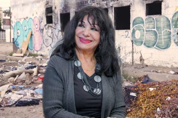 Norma Bustamante, presidente municipal de Mexicali y de fondo un lote baldío.