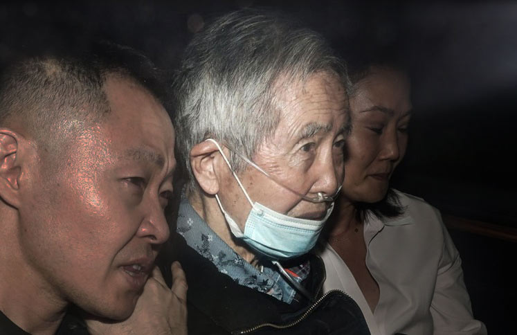 Fujimori saliendo de prisión acompañado de familiares.