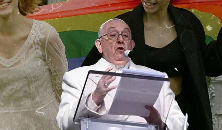 El papa Francisco y de fondo una pareja de lesbianas.