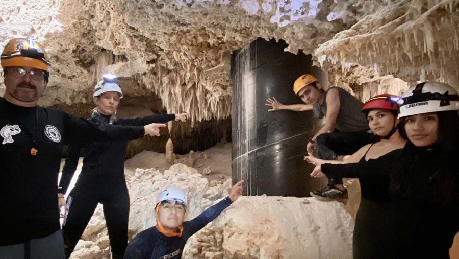 Ecologistas mostrando uno de los tantos pilares de concreto y acero que atraviesan las cavernas de los cenotes por la obra del tren maya.