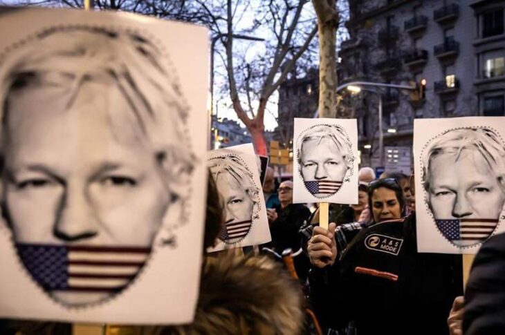 Concentración en apoyo a Julian Assange frente al consulado británico en Barcelona, España, el 20 de febrero. Foto: Pere Virgili.