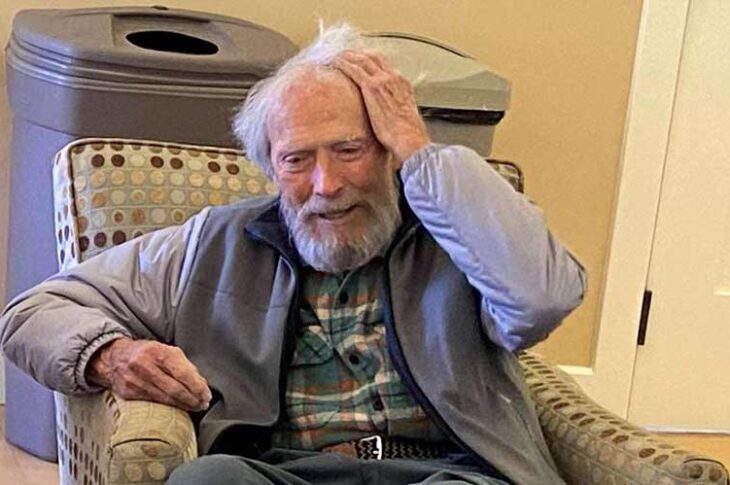 Foto reciente de Clint Eastwood a sus 93 años, misma que generó preocupación, no obstante, este 2024 dirigirá una nueva película.