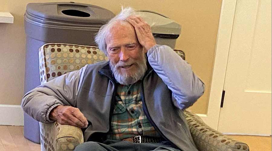 Foto reciente de Clint Eastwood a sus 93 años, misma que generó preocupación, no obstante, este 2024 dirigirá una nueva película.