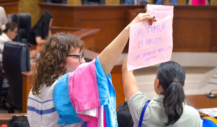 Manifestante a favor de las infancias trans en el congreso de Baja California.