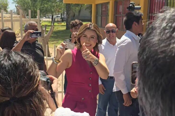 Marina del Pilar posando para foto antes de que por presión social hiciera fila para votar.