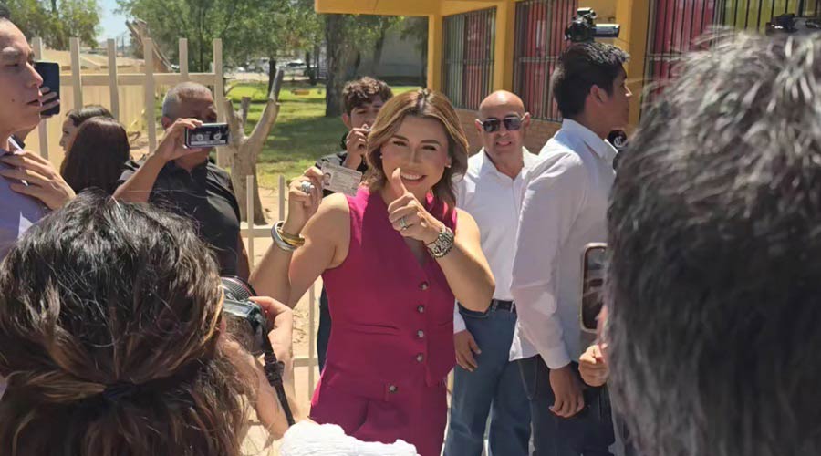 Marina del Pilar posando para foto antes de que por presión social hiciera fila para votar.