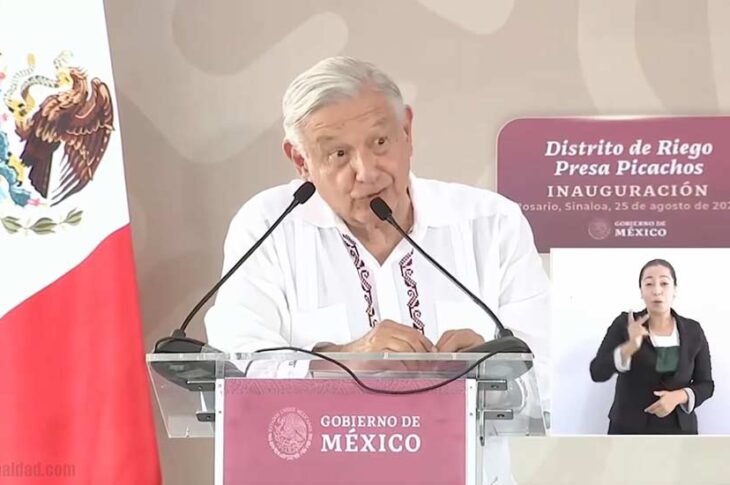 AMLO diciendo que dará reconocimiento a 10 de sus adversarios.