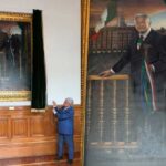 AMLO develando pintura en palacio nacional.