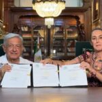 AMLO y Sheinbaum presumiendo firma del decreto: original y copia.